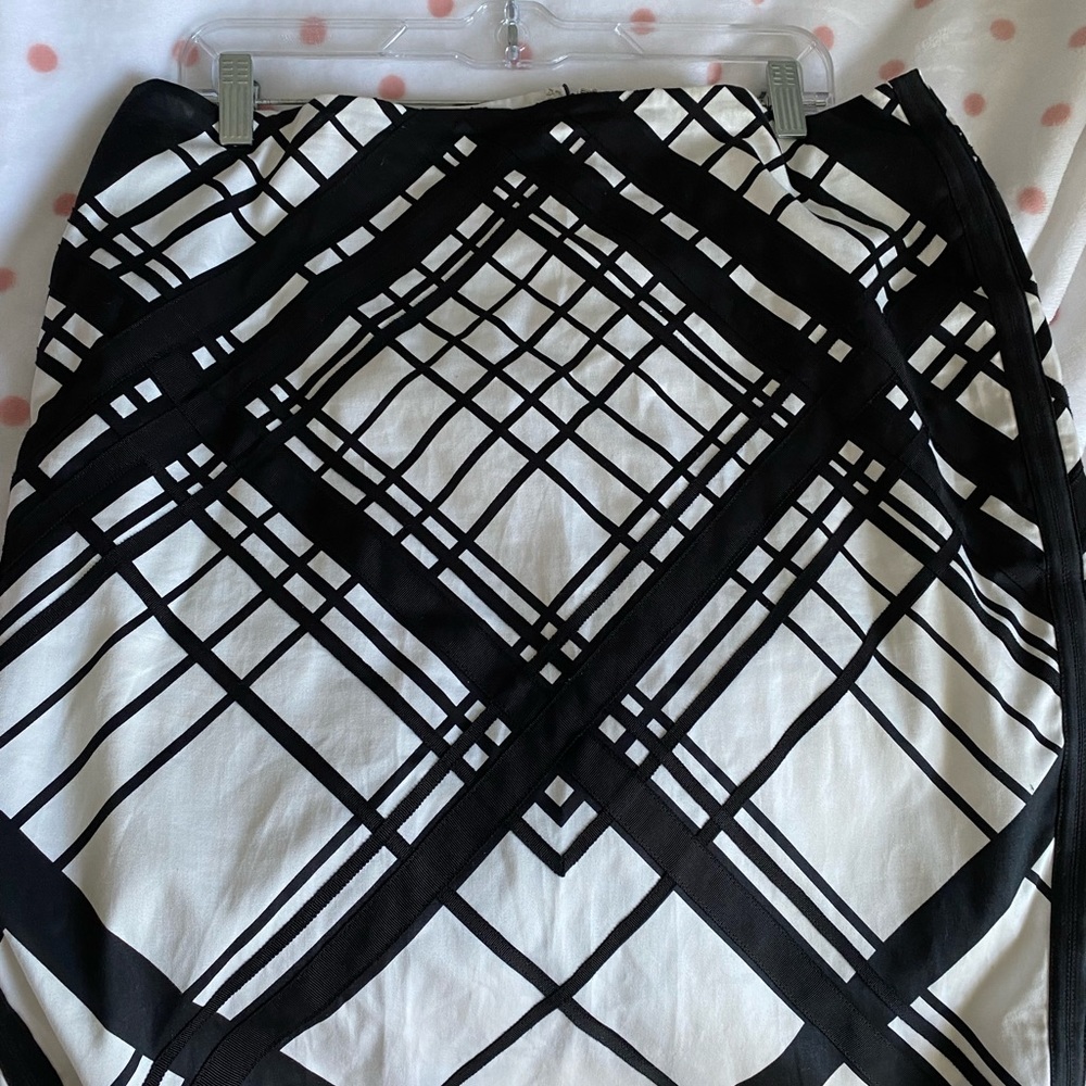 WHITE HOUSE BLACK MARKET SKIRT
